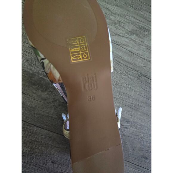 Bibi Lou Embellished Flats -New 5.5 US - Picture 6 of 6